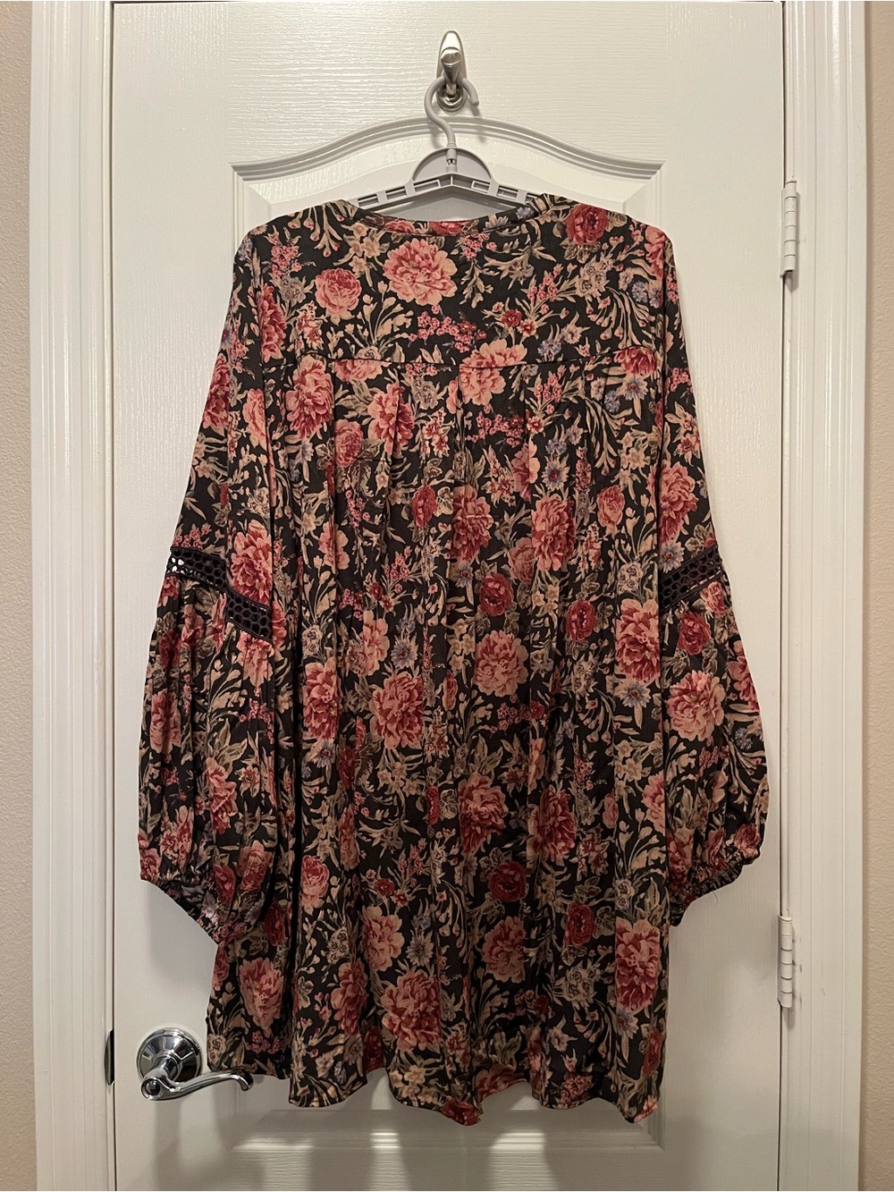 Torrid Festi Dark Olive Grey Floral V-Neck Tunic with Lace Insets - Picture 7 of 9